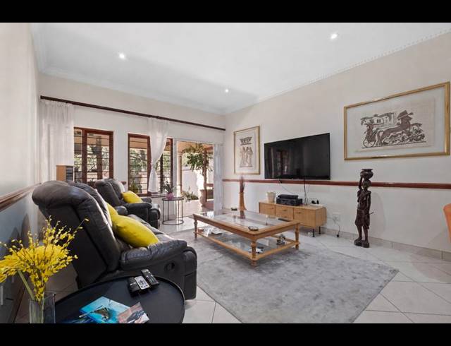 2 BEDROOM TOWNHOUSE FOR SALE IN HYDE PARK